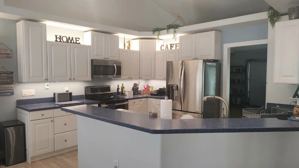 Kitchen with breakfast bar
